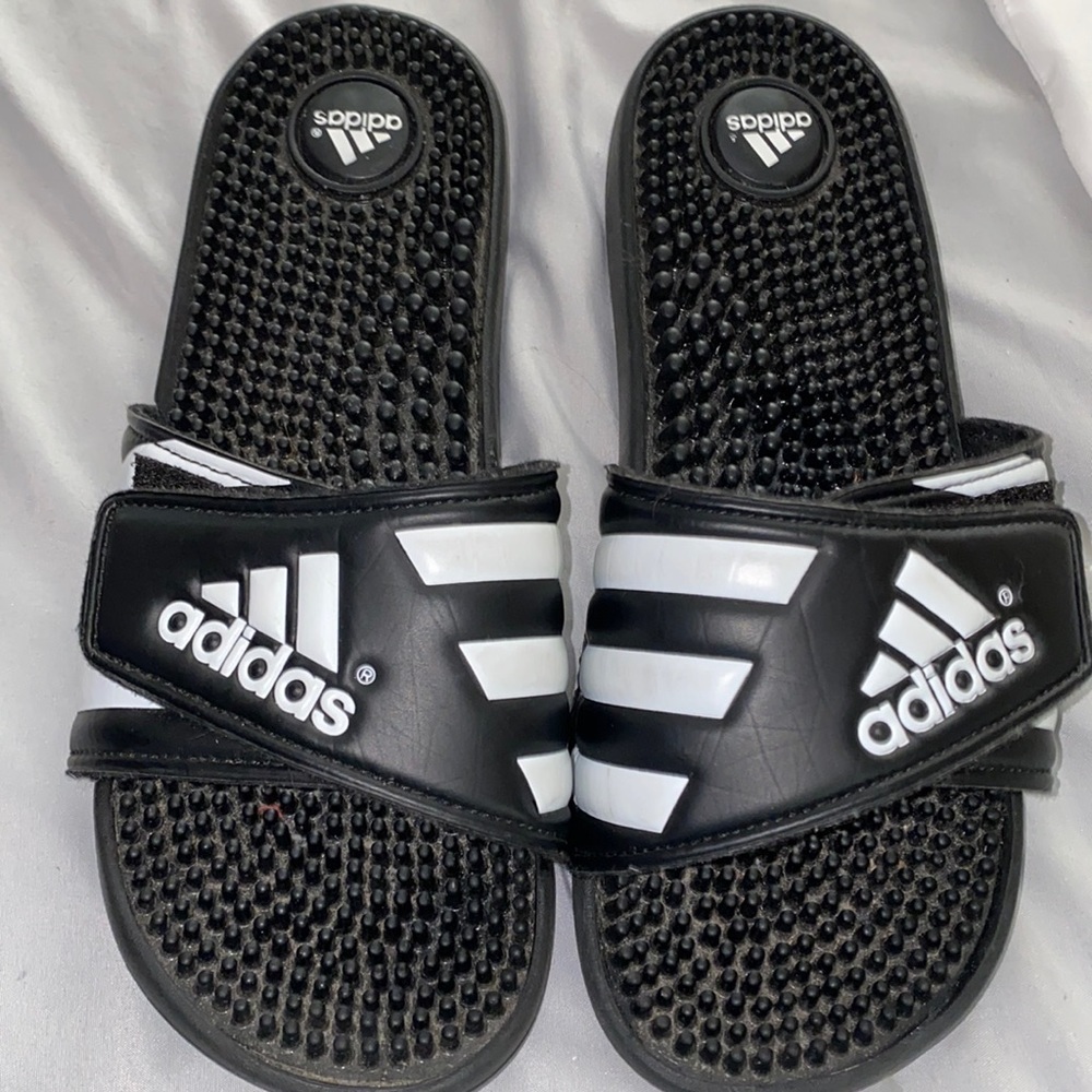 ⚫️⚪️Black and white Adidas slides⚪️⚫️